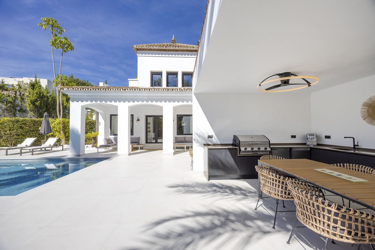 5 Bed Townhouse for sale in El Paraiso Costa Del Sol, Málaga, Spain
