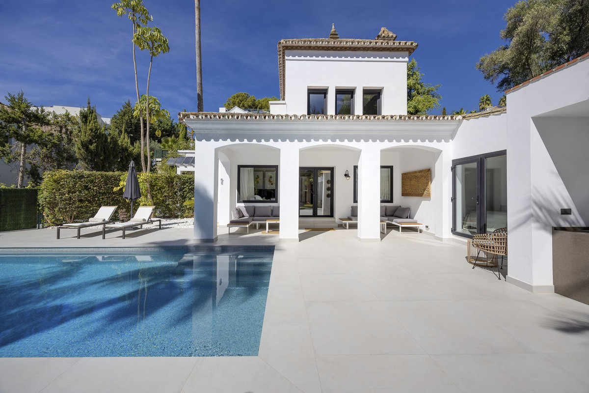 5 Bed Townhouse for sale in El Paraiso Costa Del Sol, Málaga, Spain