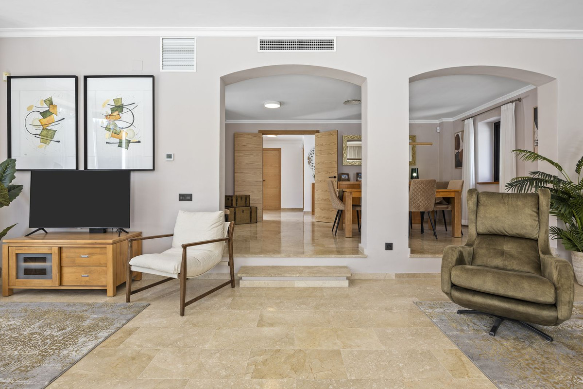 5 Bed Townhouse for sale in El Paraiso Costa Del Sol, Málaga, Spain