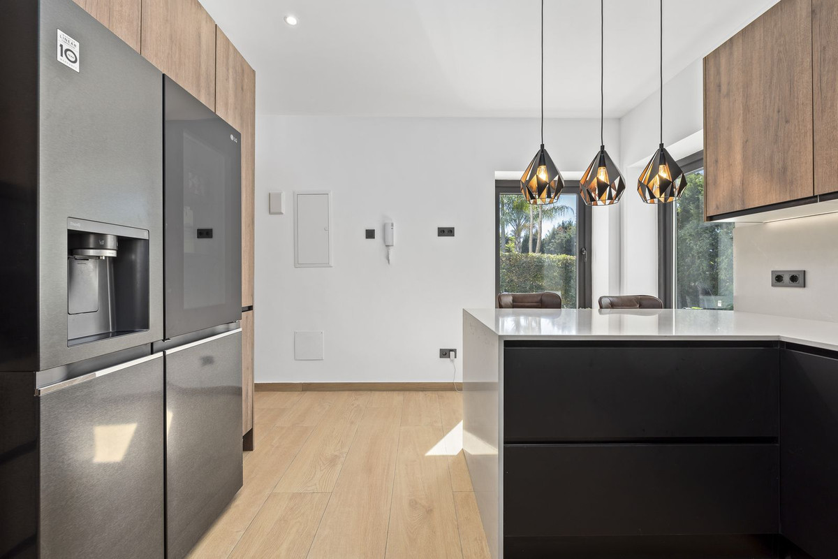 5 Bed Townhouse for sale in El Paraiso Costa Del Sol, Málaga, Spain