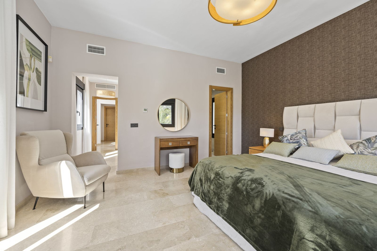 5 Bed Townhouse for sale in El Paraiso Costa Del Sol, Málaga, Spain