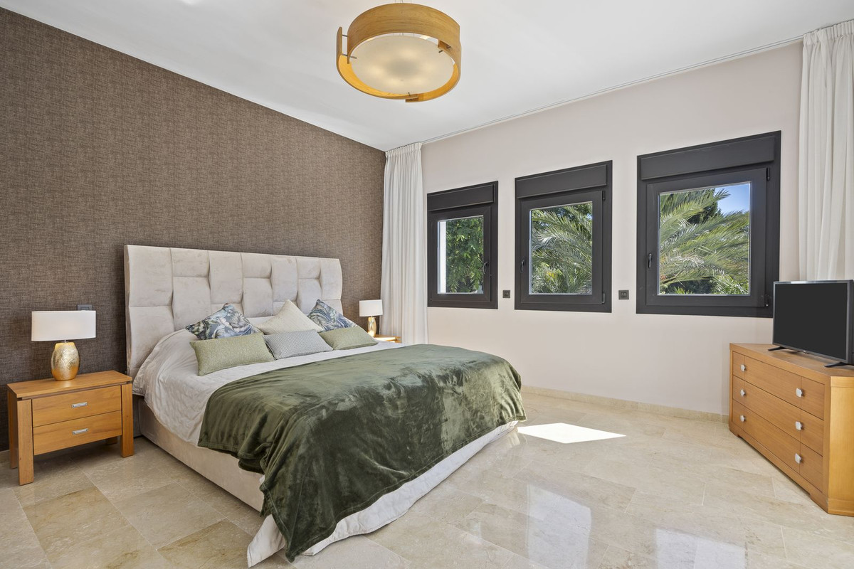 5 Bed Townhouse for sale in El Paraiso Costa Del Sol, Málaga, Spain