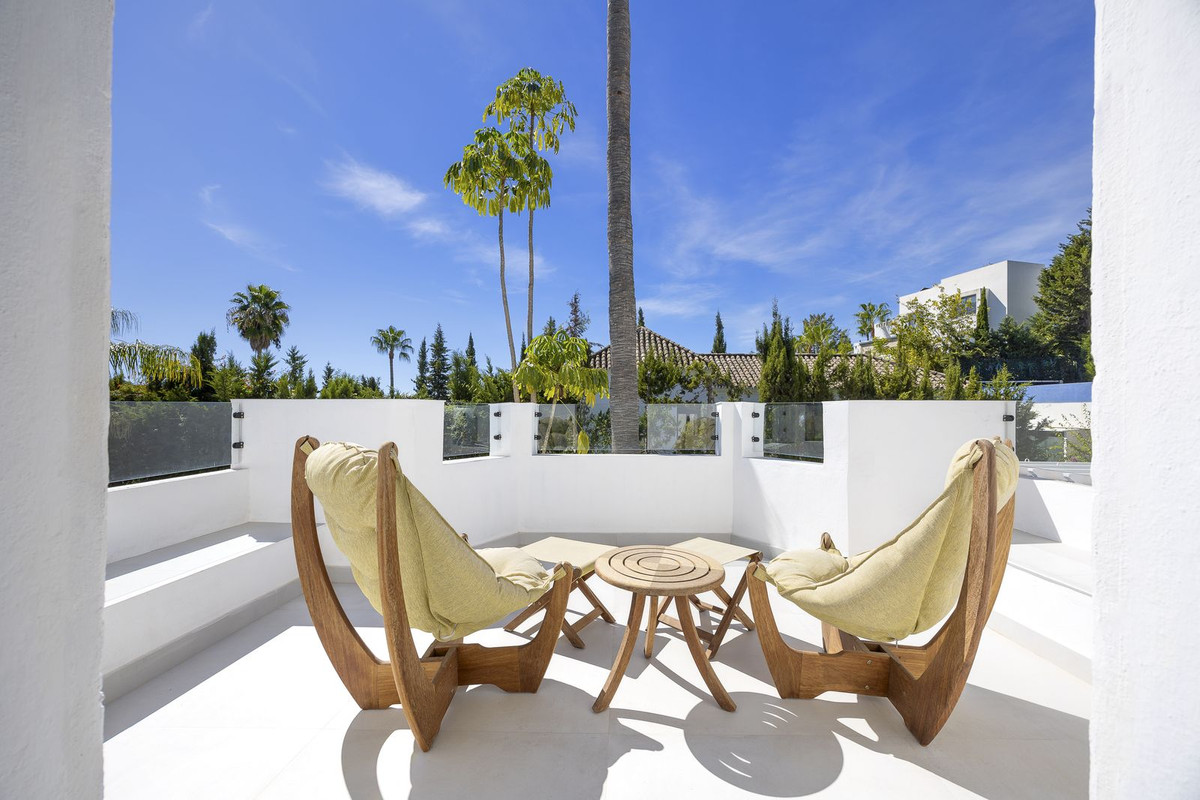 5 Bed Townhouse for sale in El Paraiso Costa Del Sol, Málaga, Spain