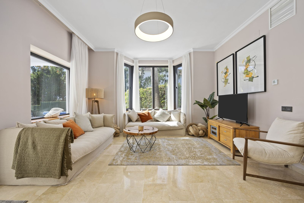 5 Bed Townhouse for sale in El Paraiso Costa Del Sol, Málaga, Spain