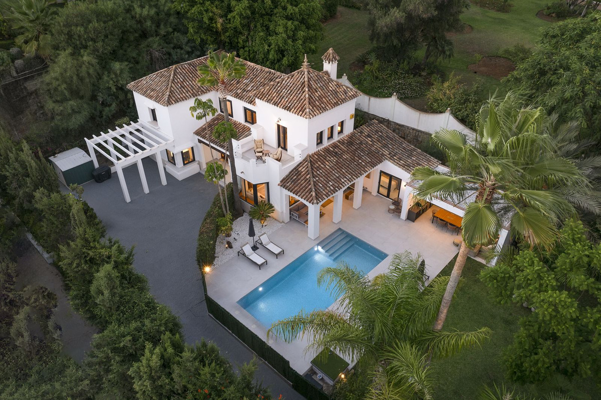 5 Bed Townhouse for sale in El Paraiso Costa Del Sol, Málaga, Spain