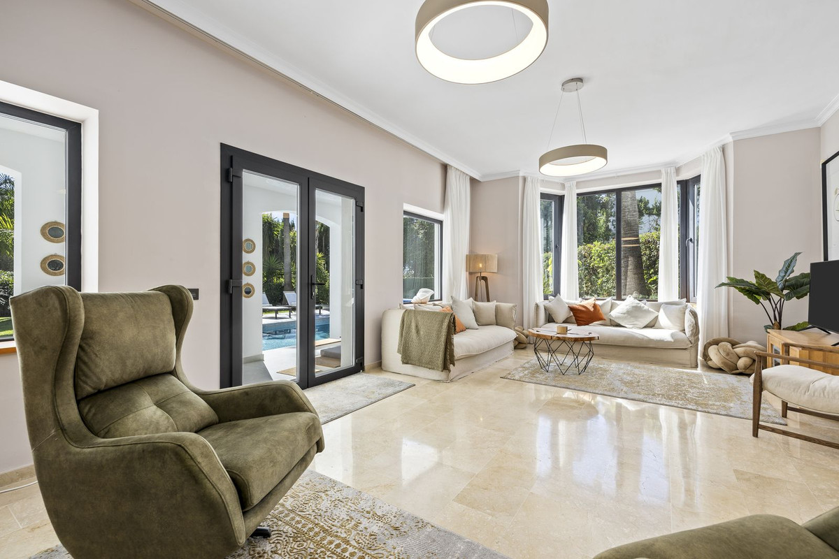 5 Bed Townhouse for sale in El Paraiso Costa Del Sol, Málaga, Spain