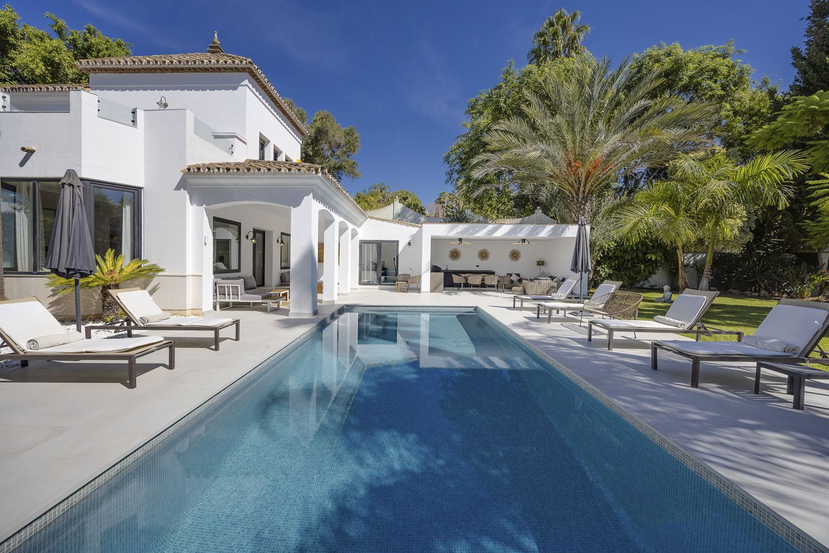 5 Bed Townhouse for sale in El Paraiso Costa Del Sol, Málaga, Spain