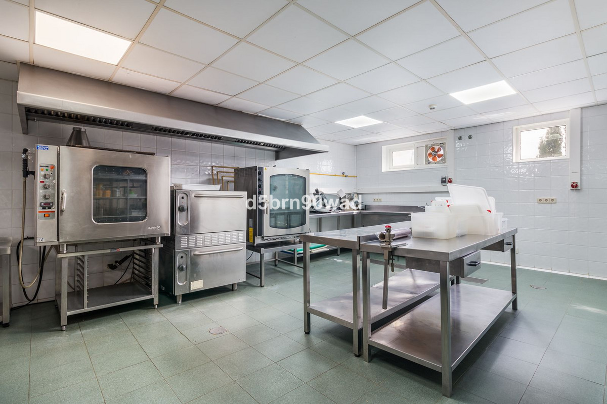Se vende Hotel de 84 dormitorios en Costa Del Sol, Cadiz, España