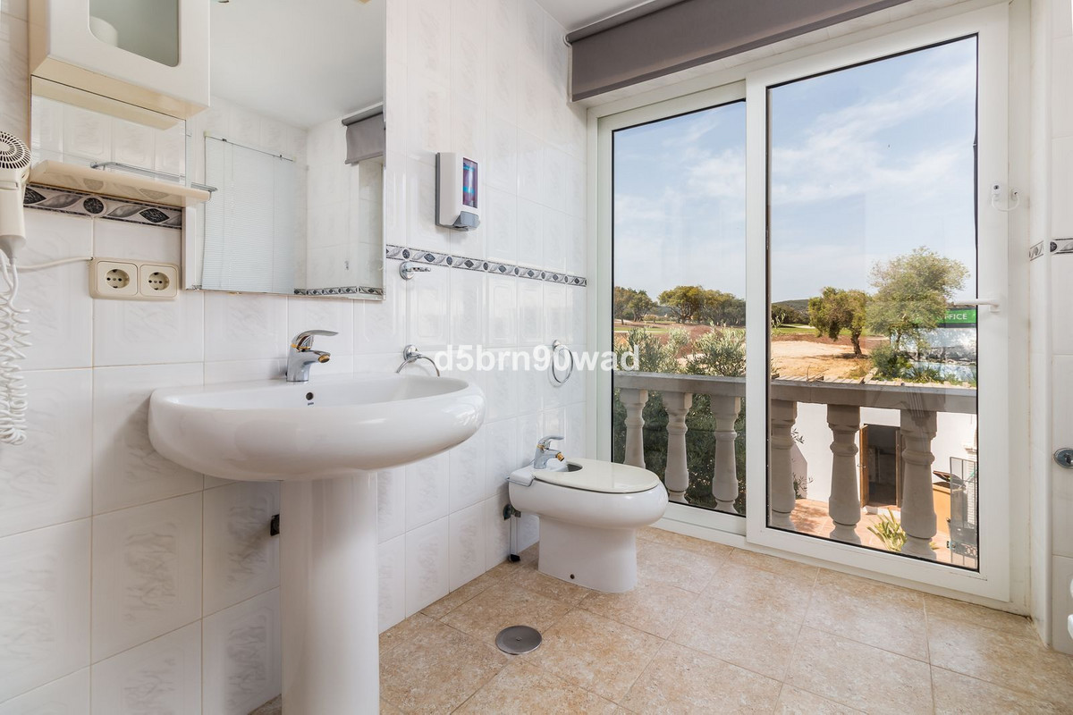 Se vende Hotel de 84 dormitorios en Costa Del Sol, Cadiz, España