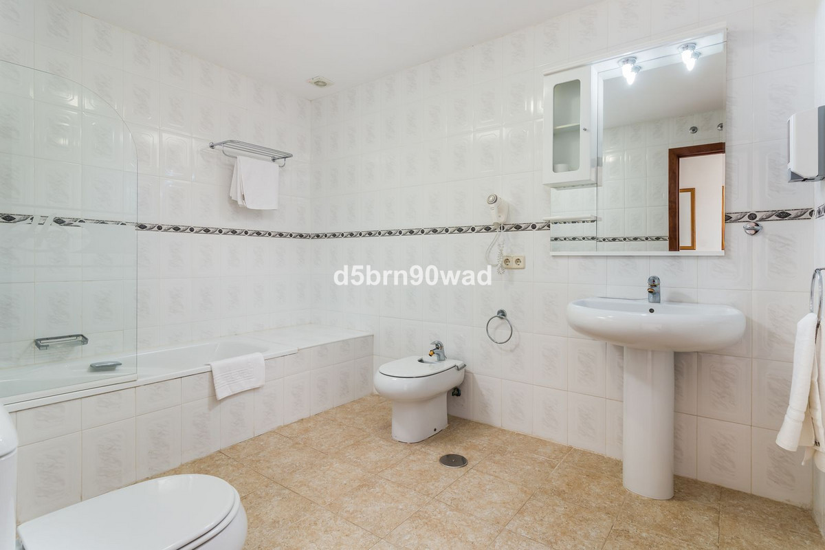Se vende Hotel de 84 dormitorios en Costa Del Sol, Cadiz, España