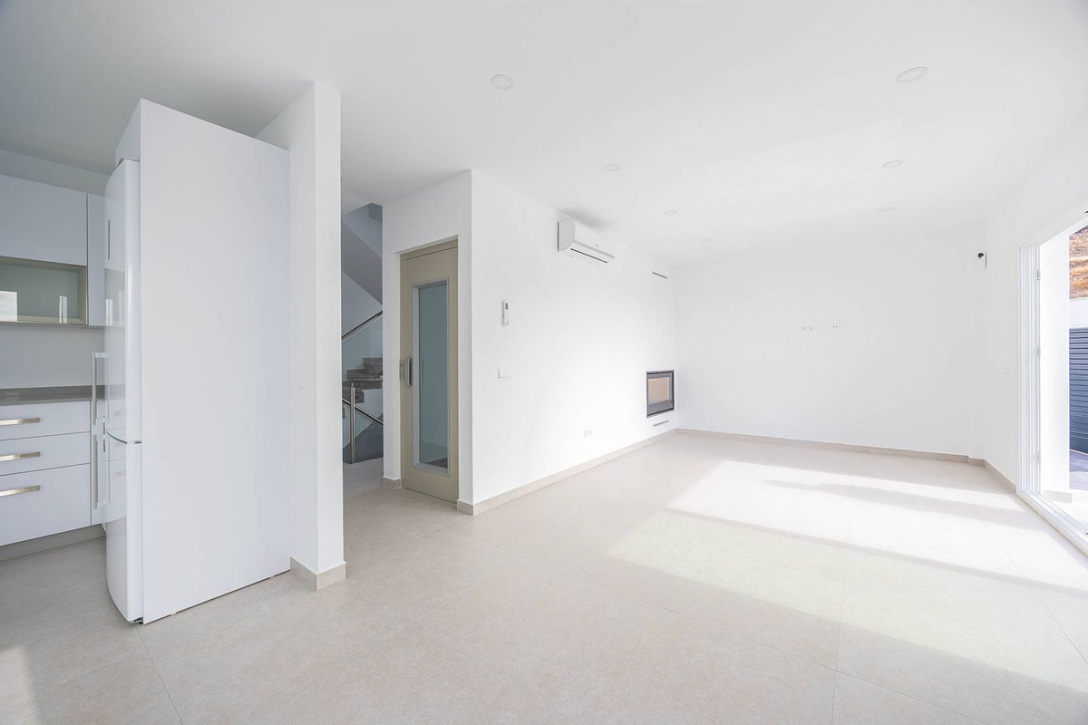 4 Bed Townhouse for sale in Nerja Costa Del Sol East, Málaga, Spain