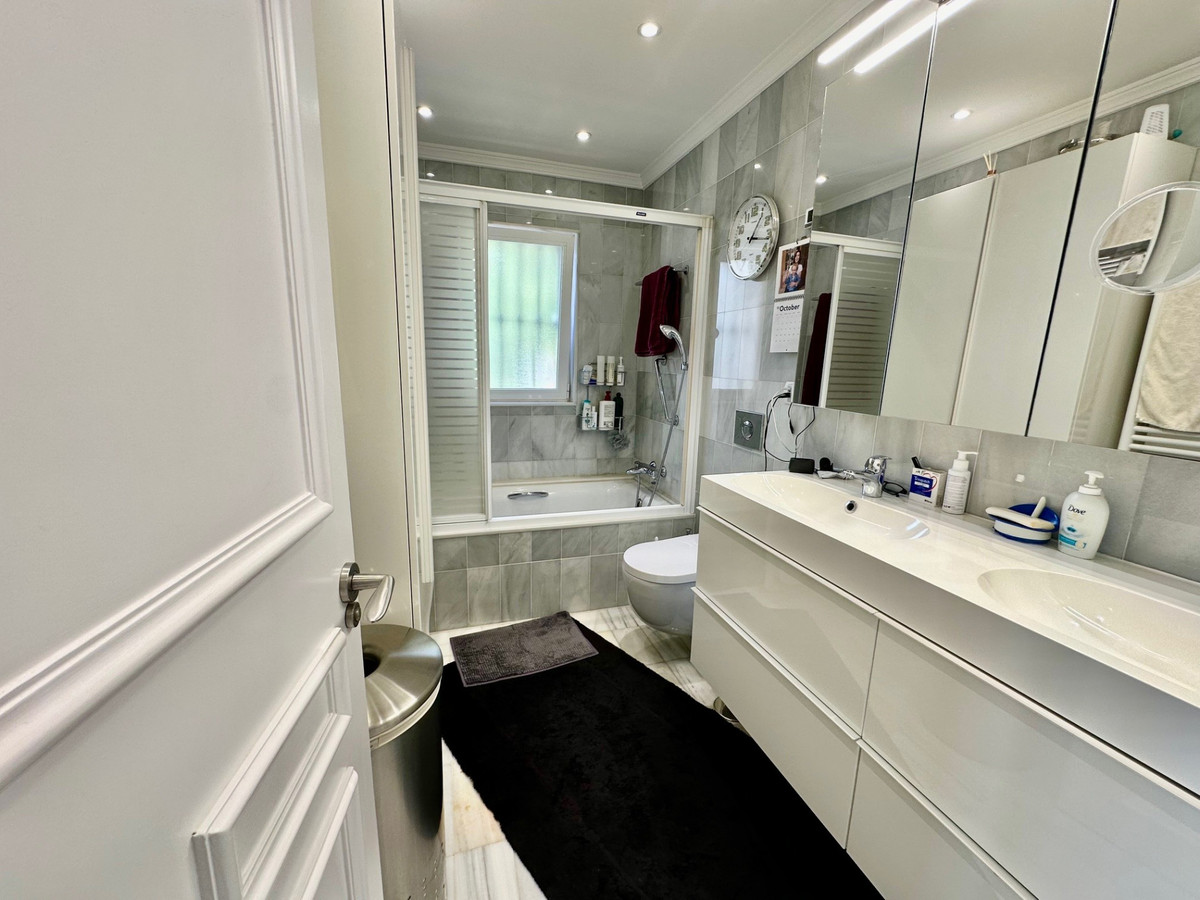 2 Bed Apartment for sale in Benahavís Costa Del Sol, Málaga, Spain