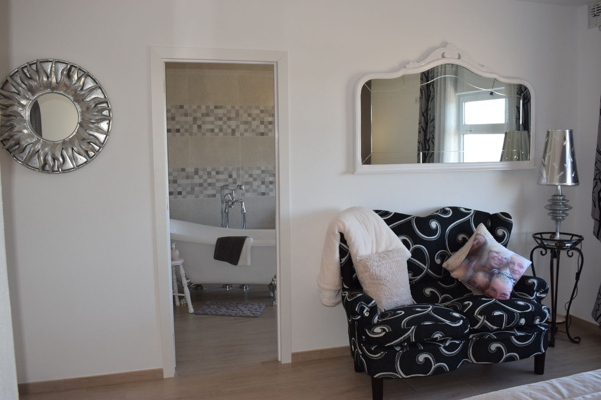 10 Bed Townhouse for sale in Ronda Costa Del Sol, Málaga, Spain