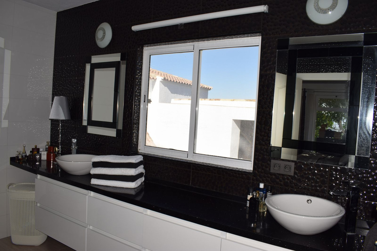 10 Bed Townhouse for sale in Ronda Costa Del Sol, Málaga, Spain