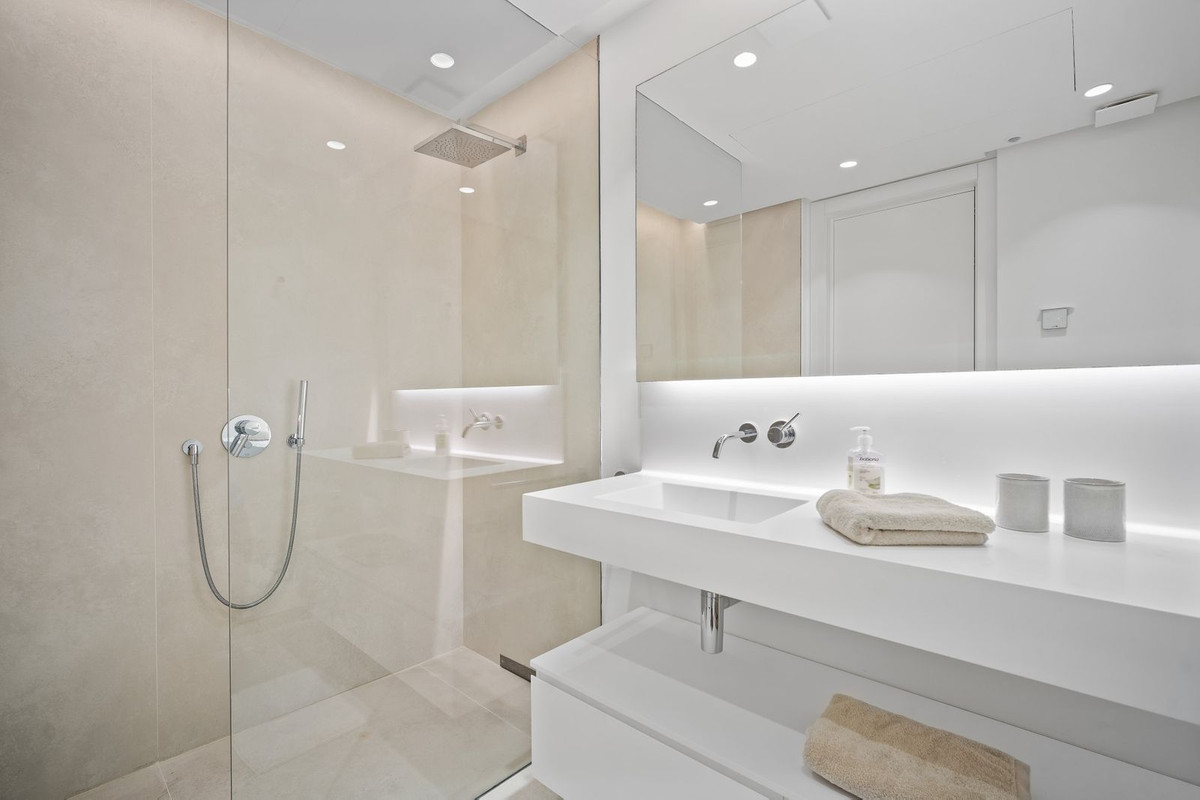 Se vende Apartamento Planta Media de 3 dormitorios en Costa Del Sol, Málaga, España