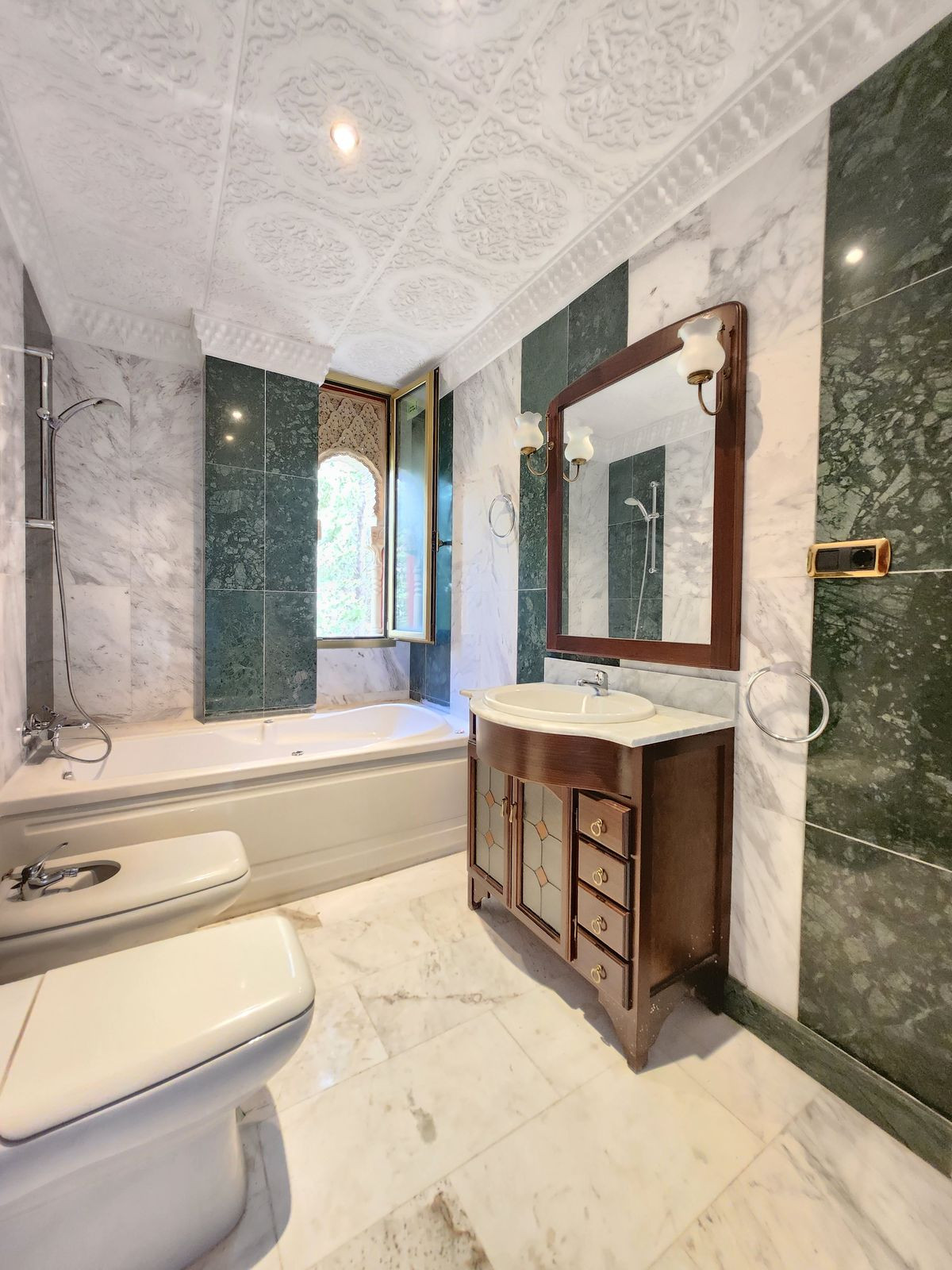 8 Bed Townhouse for sale in La Cala De Mijas Costa Del Sol, Málaga, Spain