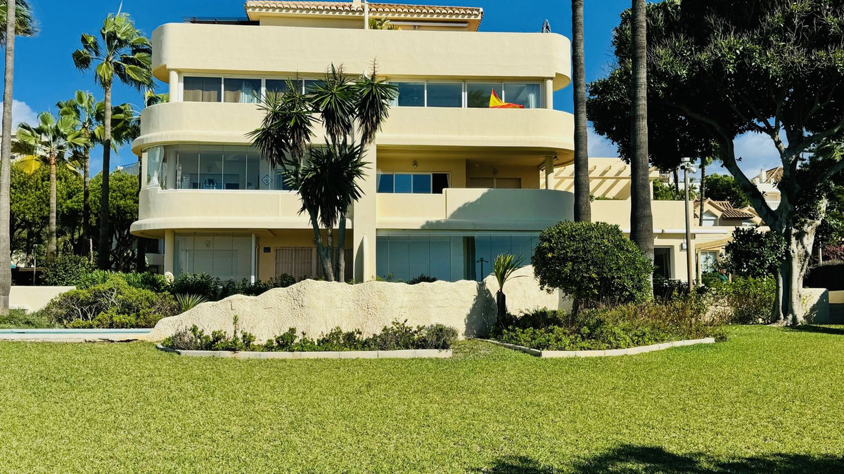 2 Bed Apartment for sale in Elviria Costa Del Sol, Málaga, Spain