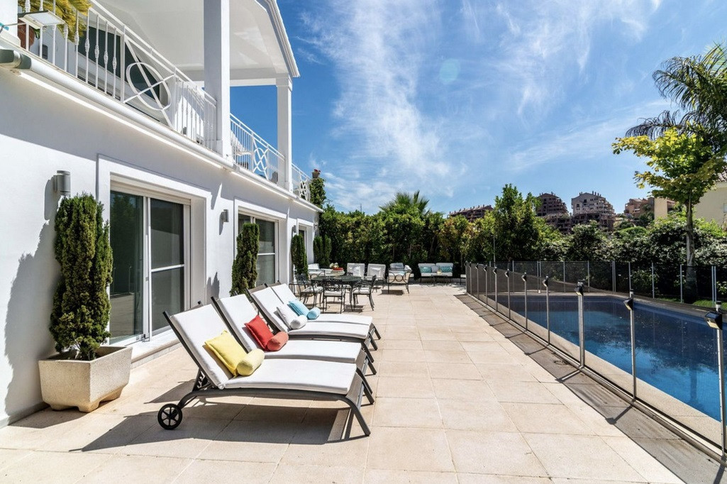 Se vende Villa - Chalet de 5 dormitorios en Costa Del Sol, Málaga, España