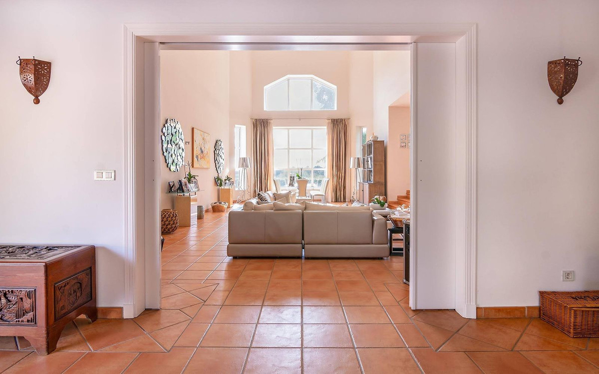 Se vende Villa - Chalet de 6 dormitorios en Costa Del Sol, Cadiz, España