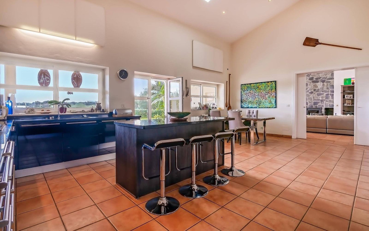 Se vende Villa - Chalet de 6 dormitorios en Costa Del Sol, Cadiz, España