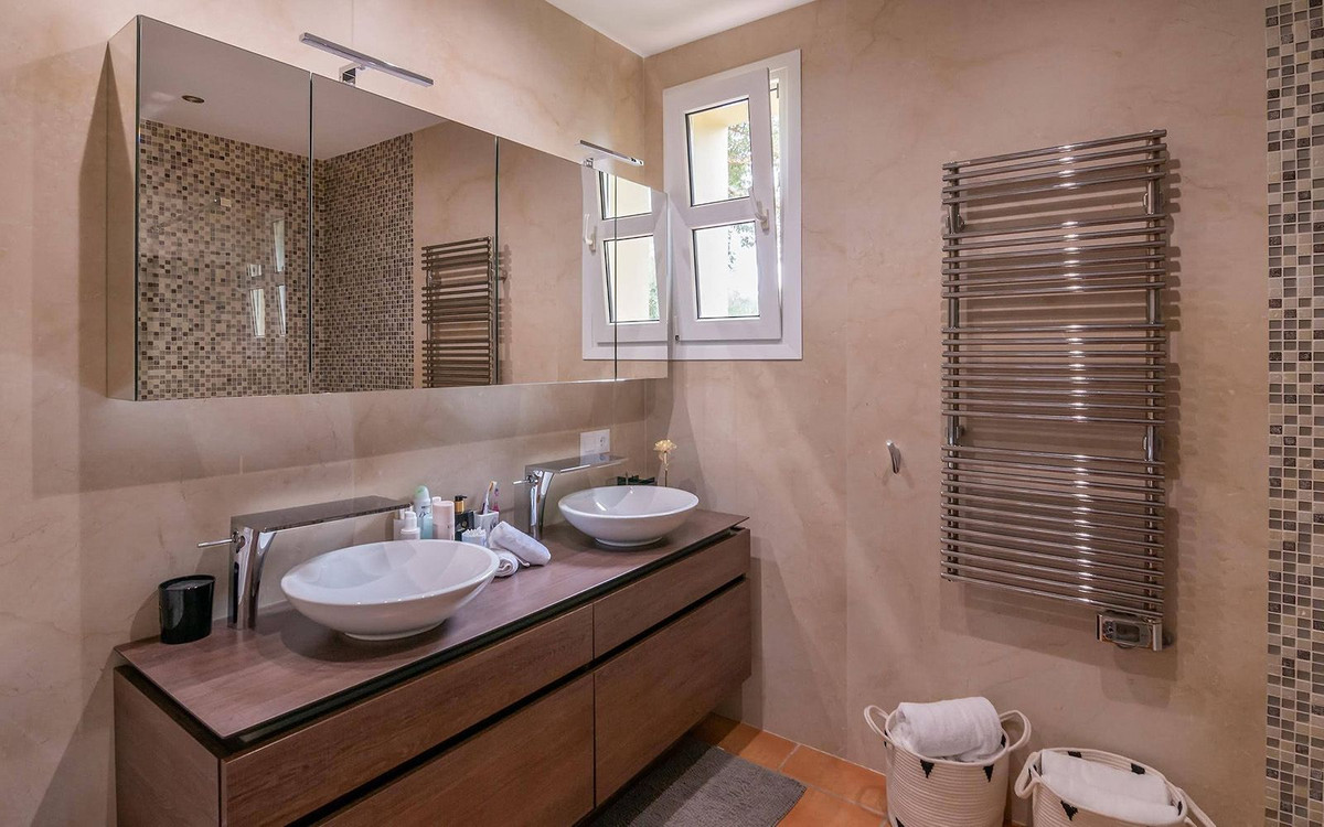 Se vende Villa - Chalet de 6 dormitorios en Costa Del Sol, Cadiz, España