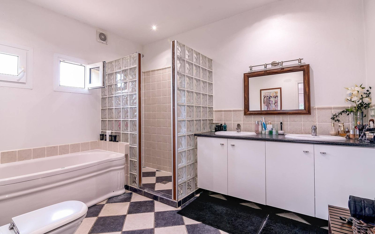 Se vende Villa - Chalet de 6 dormitorios en Costa Del Sol, Cadiz, España
