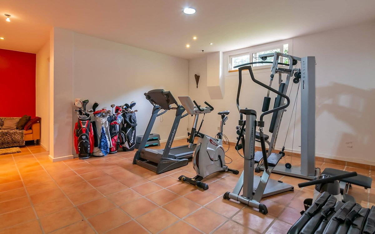 Se vende Villa - Chalet de 6 dormitorios en Costa Del Sol, Cadiz, España