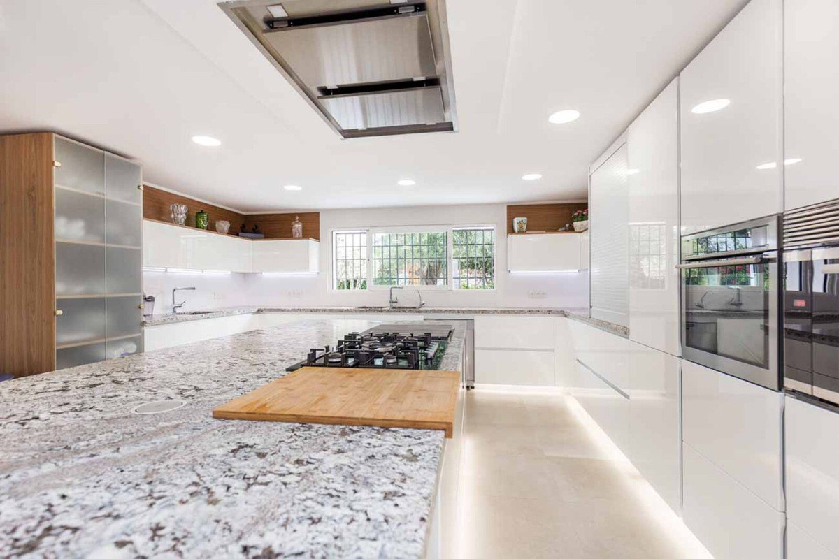6 Bed Townhouse for sale in Río Real Costa Del Sol, Málaga, Spain