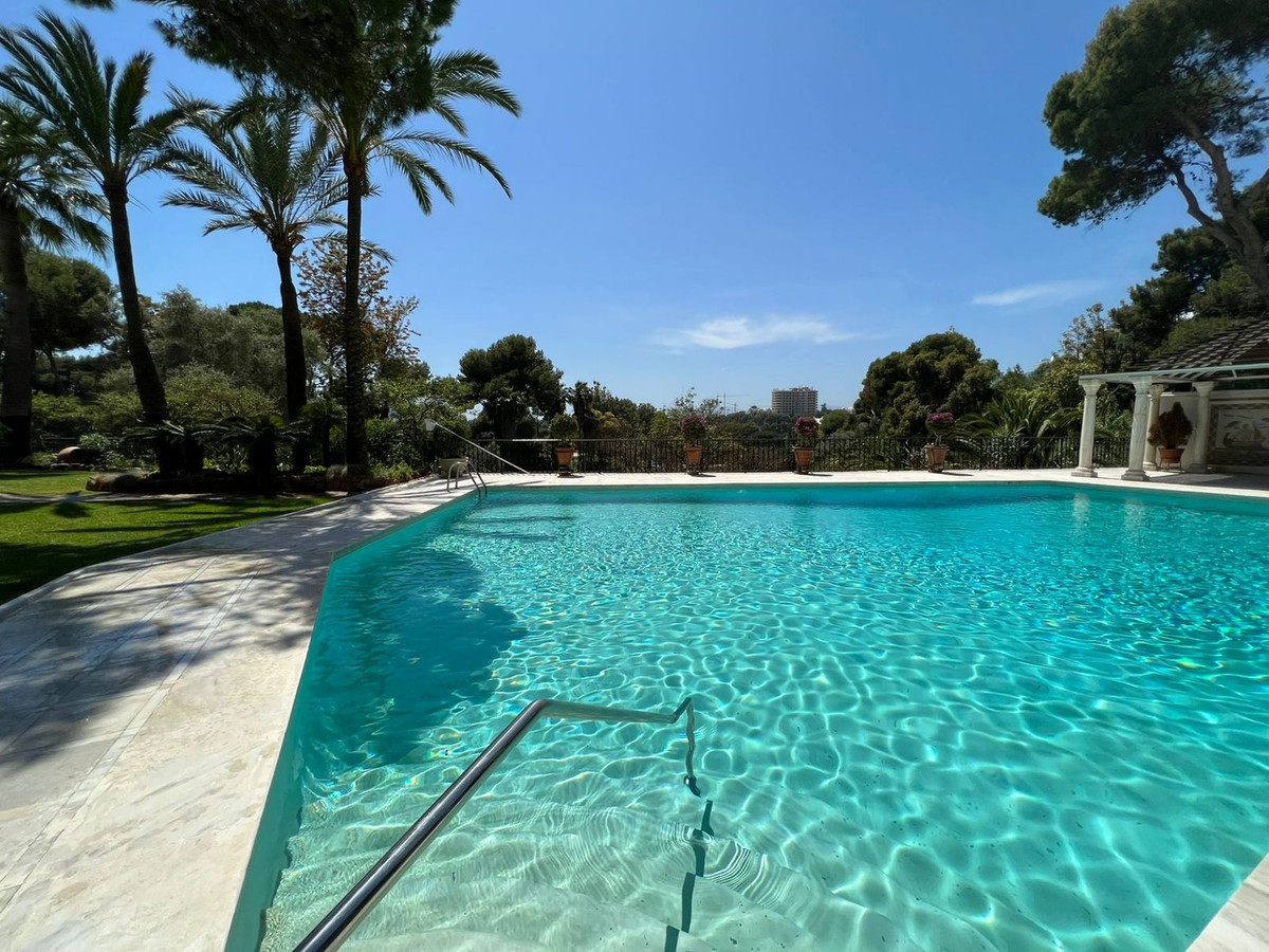 6 Bed Townhouse for sale in Río Real Costa Del Sol, Málaga, Spain