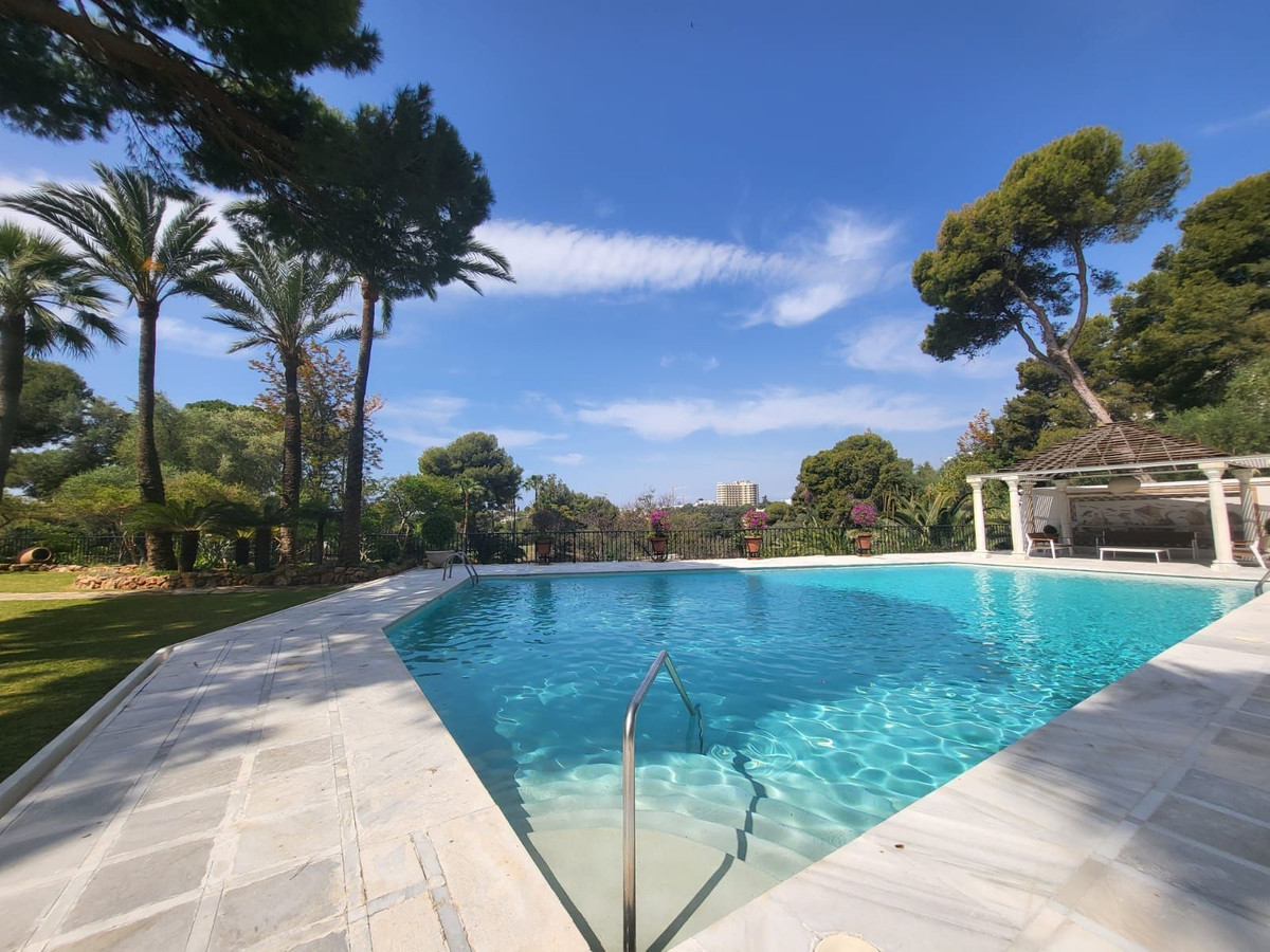 6 Bed Townhouse for sale in Río Real Costa Del Sol, Málaga, Spain