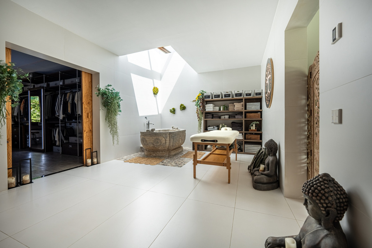 5 Bed Townhouse for sale in Benahavís Costa Del Sol, Málaga, Spain