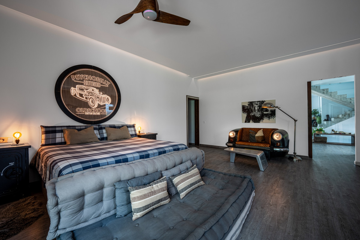 5 Bed Townhouse for sale in Benahavís Costa Del Sol, Málaga, Spain