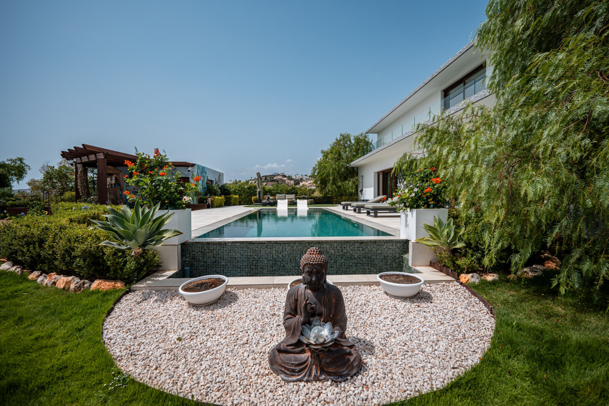 5 Bed Townhouse for sale in Benahavís Costa Del Sol, Málaga, Spain