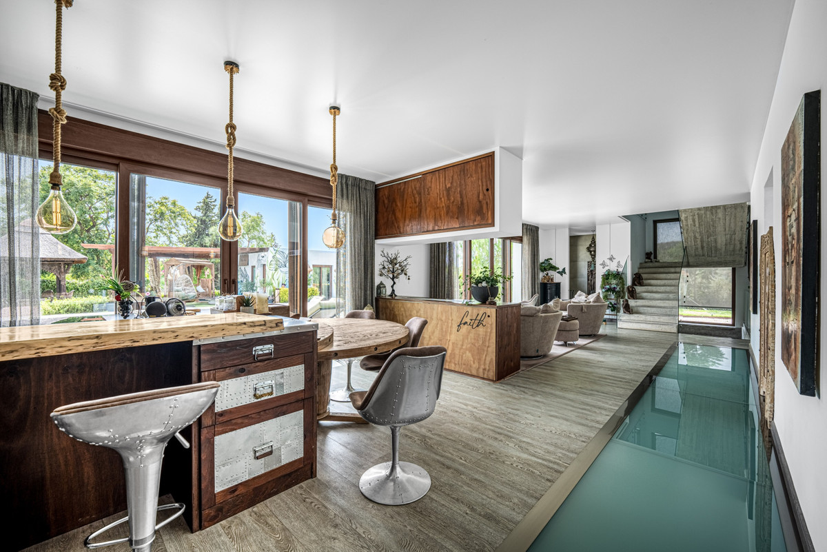 5 Bed Townhouse for sale in Benahavís Costa Del Sol, Málaga, Spain