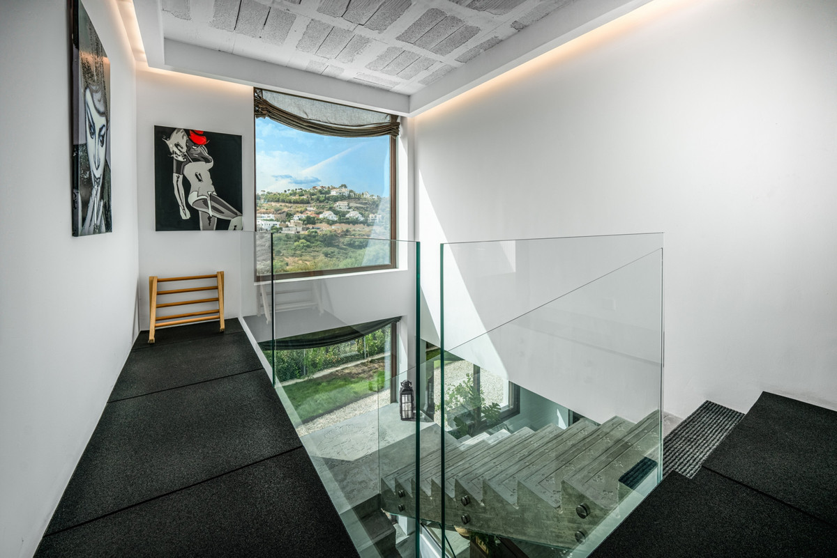 5 Bed Townhouse for sale in Benahavís Costa Del Sol, Málaga, Spain