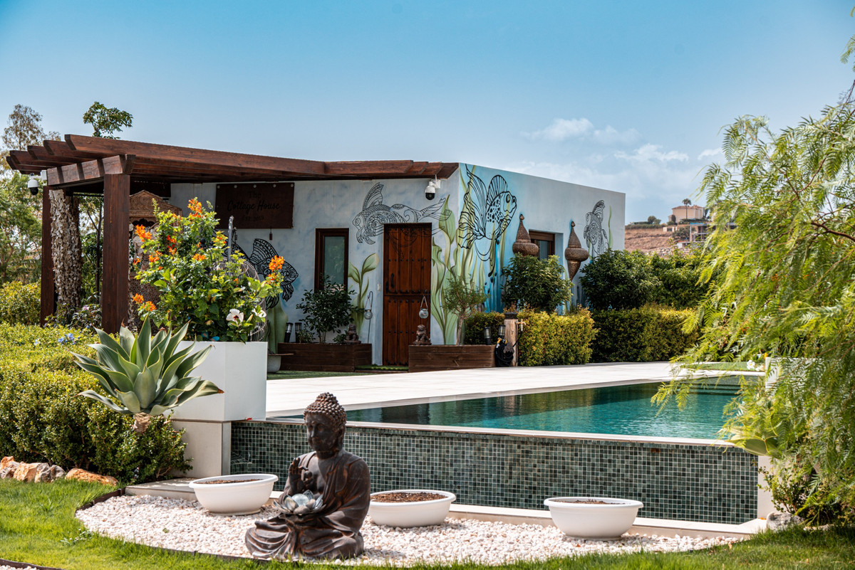 5 Bed Townhouse for sale in Benahavís Costa Del Sol, Málaga, Spain