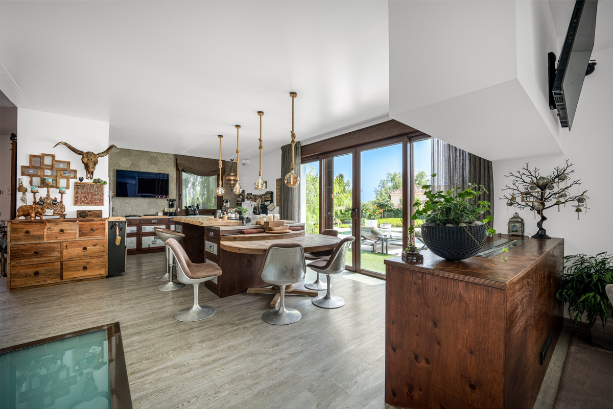 5 Bed Townhouse for sale in Benahavís Costa Del Sol, Málaga, Spain