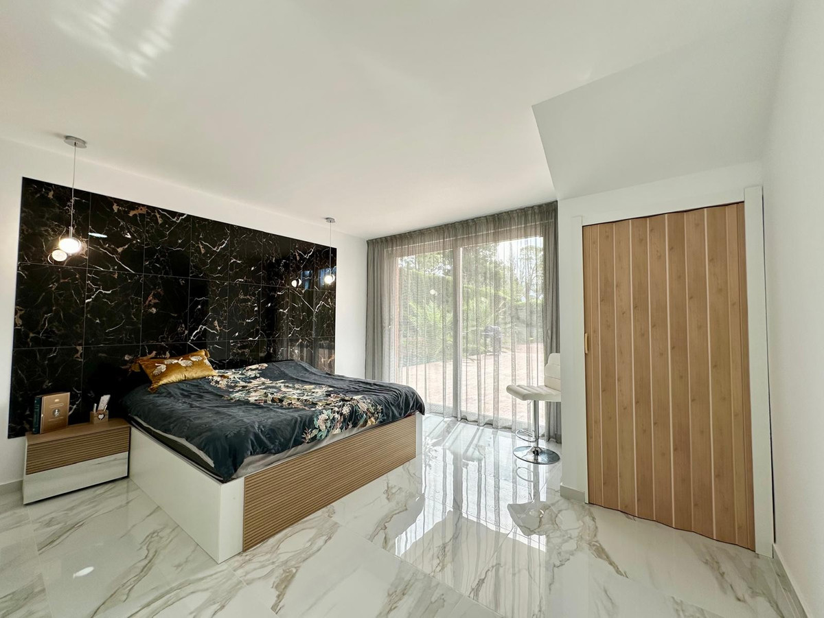 5 Bed Townhouse for sale in Petrer Costa Blanca, Alicante, Spain