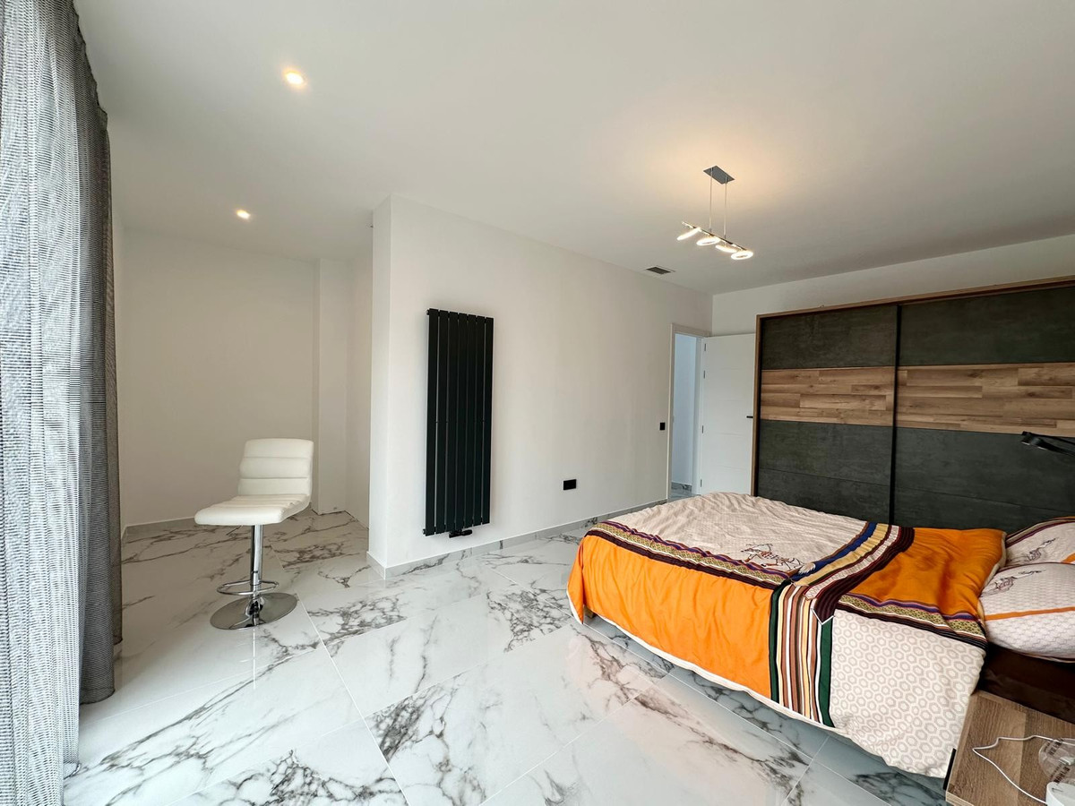 5 Bed Townhouse for sale in Petrer Costa Blanca, Alicante, Spain