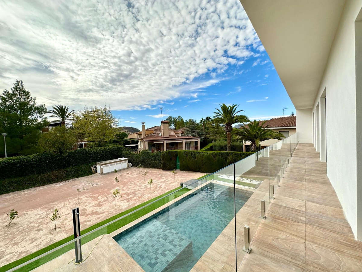 5 Bed Townhouse for sale in Petrer Costa Blanca, Alicante, Spain