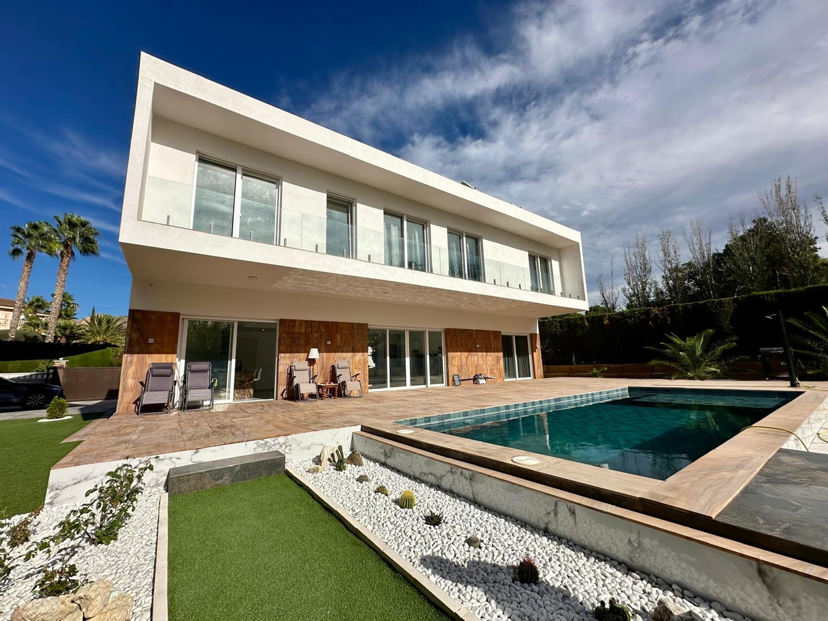 5 Bed Townhouse for sale in Petrer Costa Blanca, Alicante, Spain
