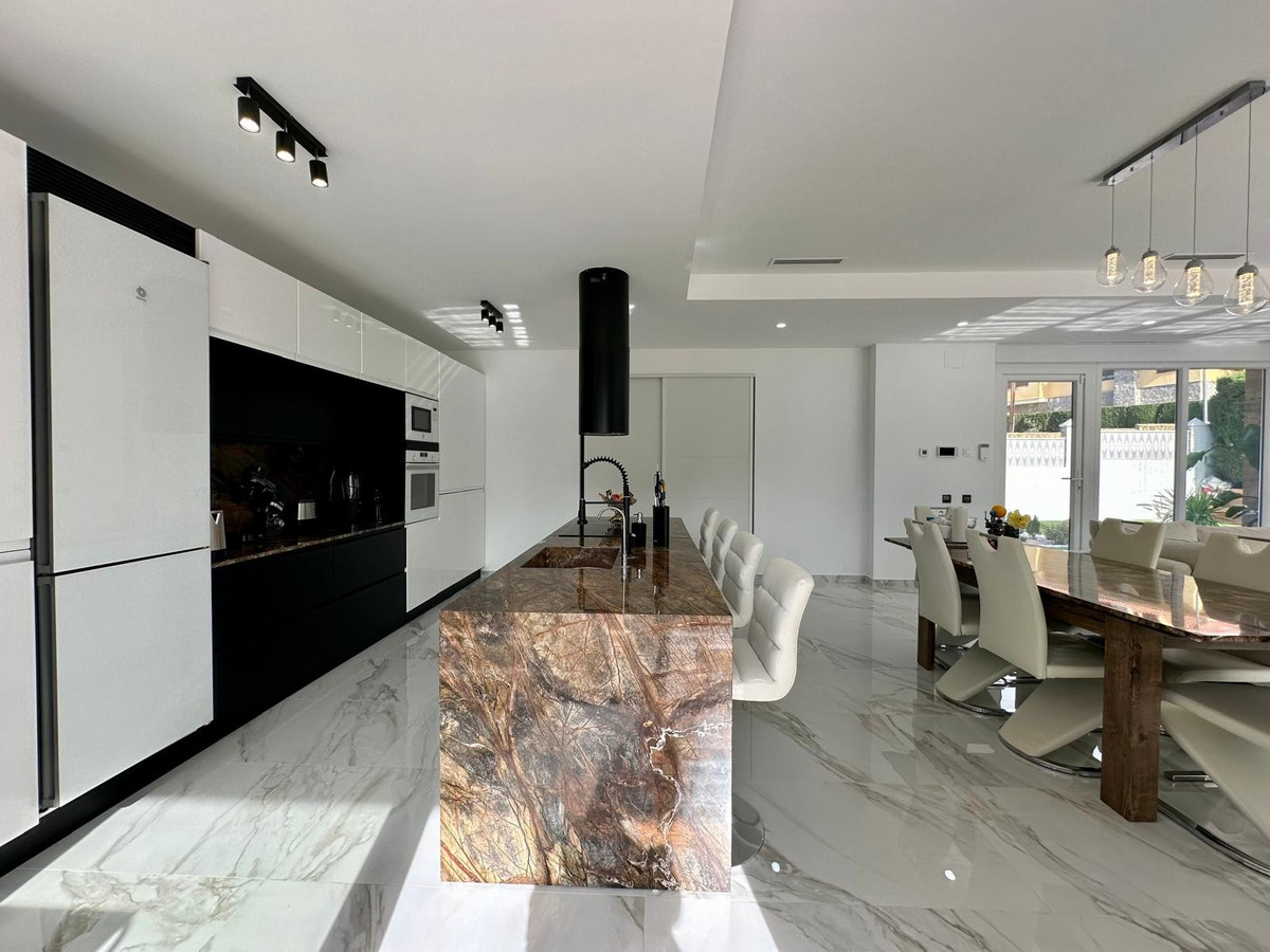 5 Bed Townhouse for sale in Petrer Costa Blanca, Alicante, Spain