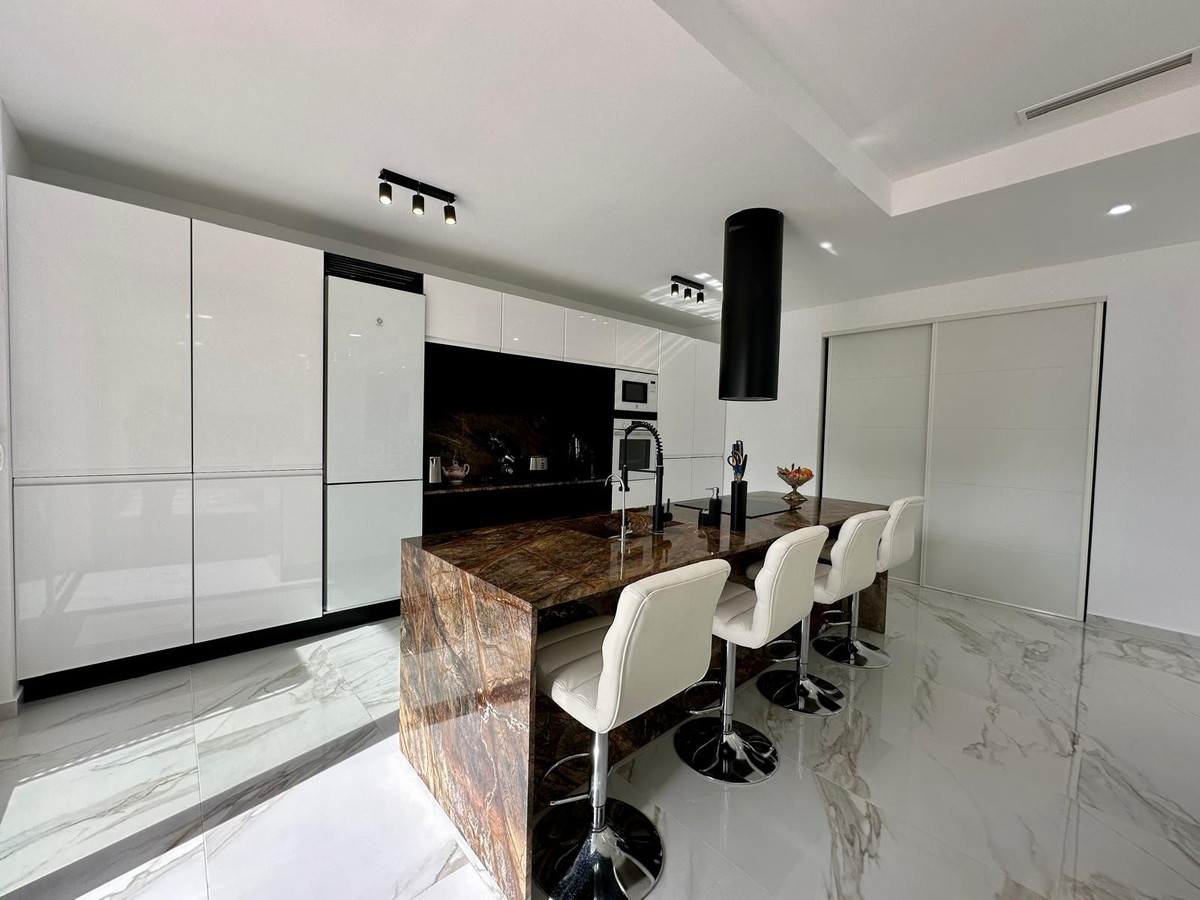 5 Bed Townhouse for sale in Petrer Costa Blanca, Alicante, Spain
