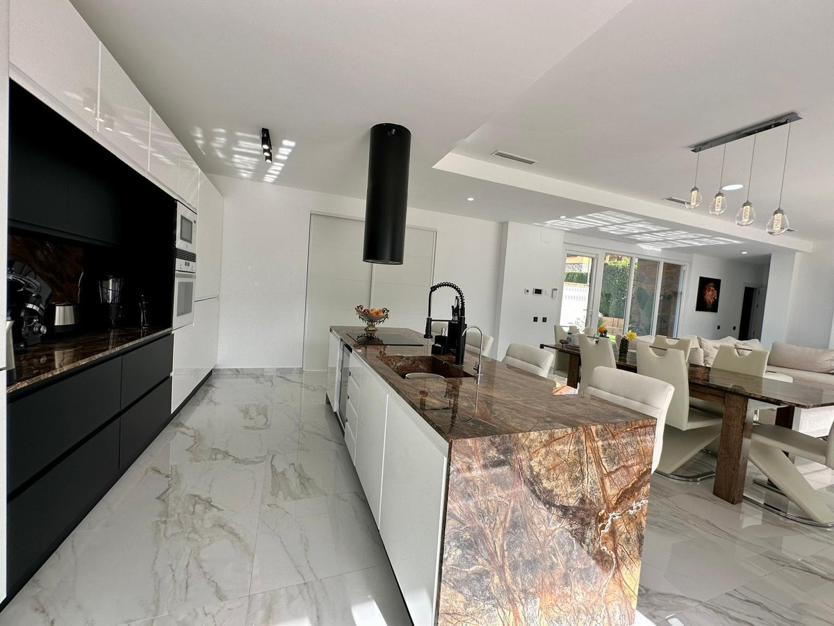5 Bed Townhouse for sale in Petrer Costa Blanca, Alicante, Spain