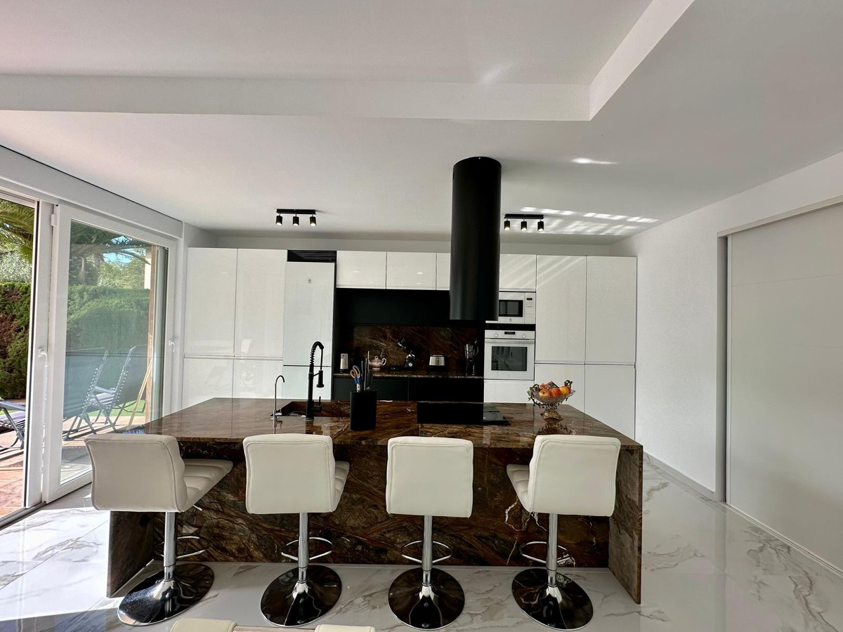 5 Bed Townhouse for sale in Petrer Costa Blanca, Alicante, Spain