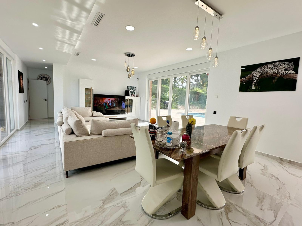 5 Bed Townhouse for sale in Petrer Costa Blanca, Alicante, Spain