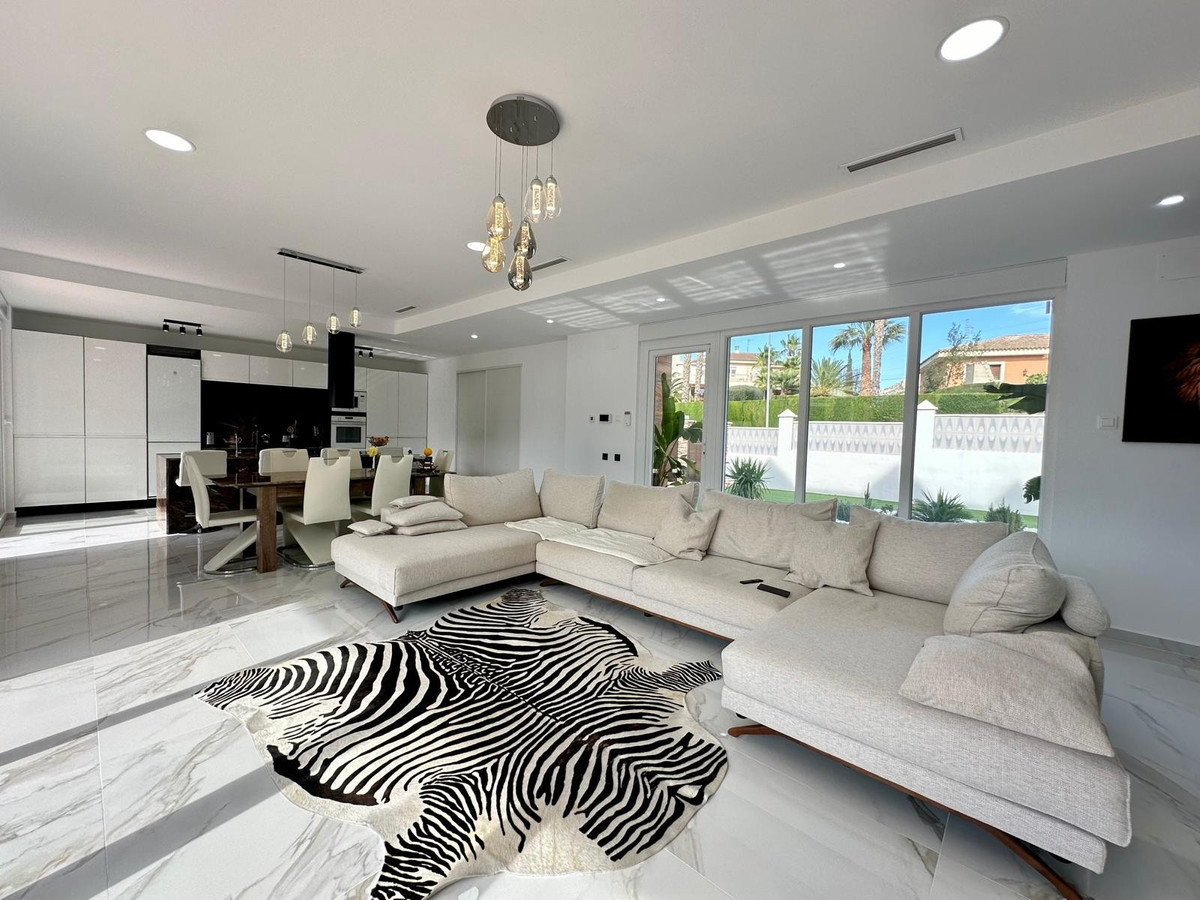 5 Bed Townhouse for sale in Petrer Costa Blanca, Alicante, Spain
