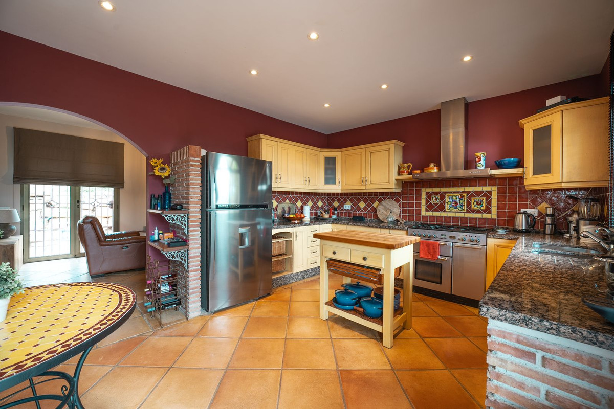 4 Bed Townhouse for sale in Monda Costa Del Sol, Málaga, Spain