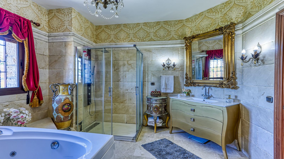 8 Bed Townhouse for sale in Alhaurín De La Torre Costa Del Sol, Málaga, Spain