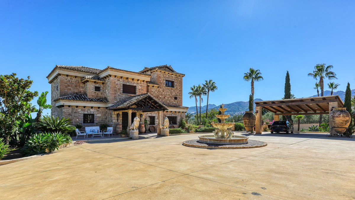 8 Bed Townhouse for sale in Alhaurín De La Torre Costa Del Sol, Málaga, Spain